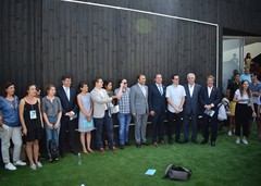 Minister van economie, Manuel Caldeira Cabral, en de burgemeester van Figueira de Castelo Rodrigo, Paulo Langrouva, met deelnemers van StixCamp 2017 tijdens de inauguratie van het Open Science Platform.